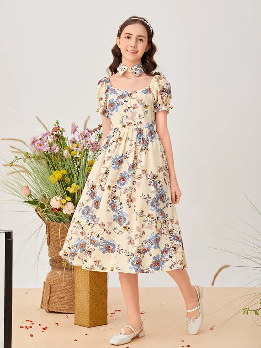 Dress for teenage girls with a sweetheart neckline and allover floral print, featuring puff sleeves.