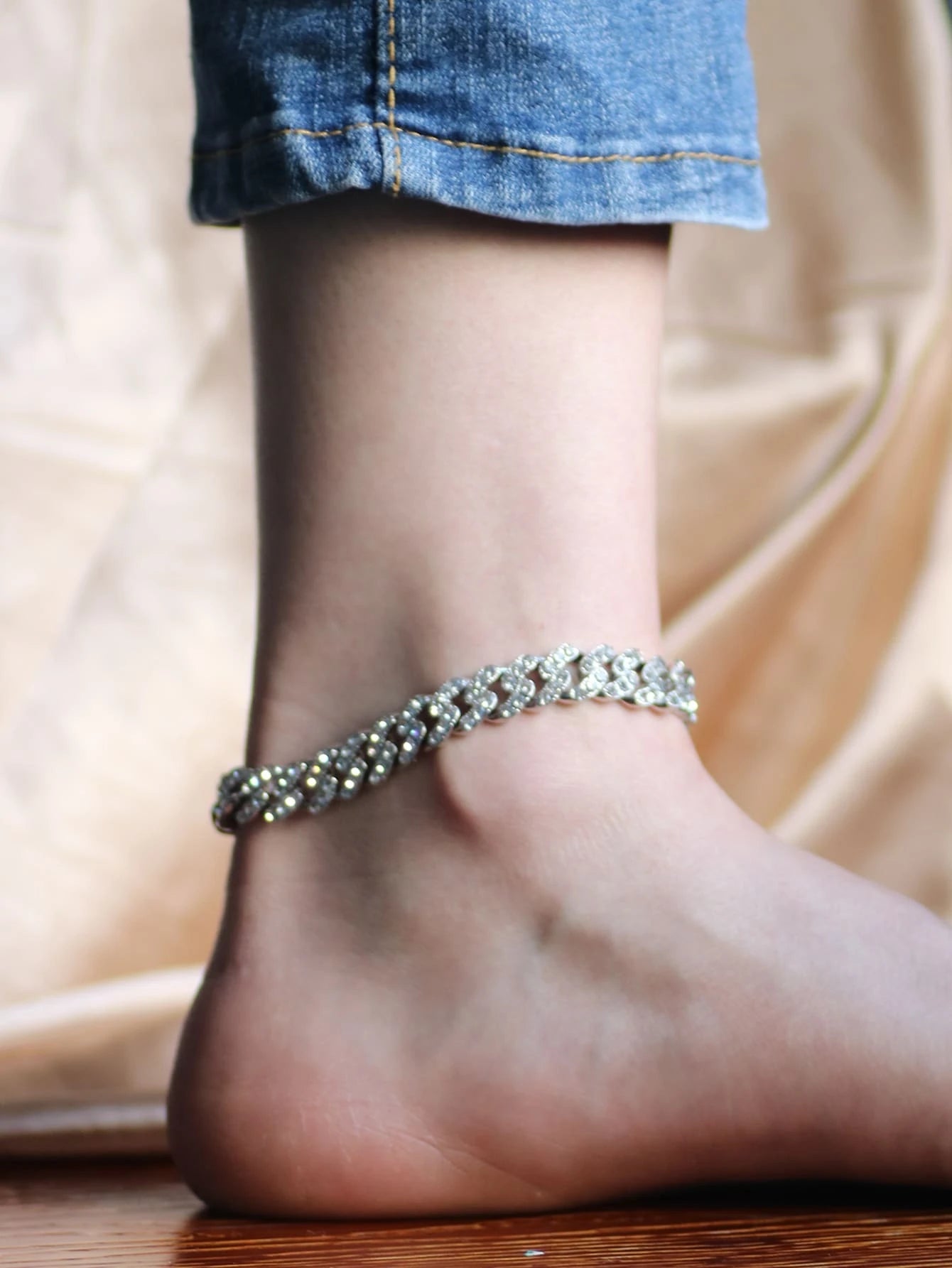 Anklet adorned with Rhinestone Decoration
