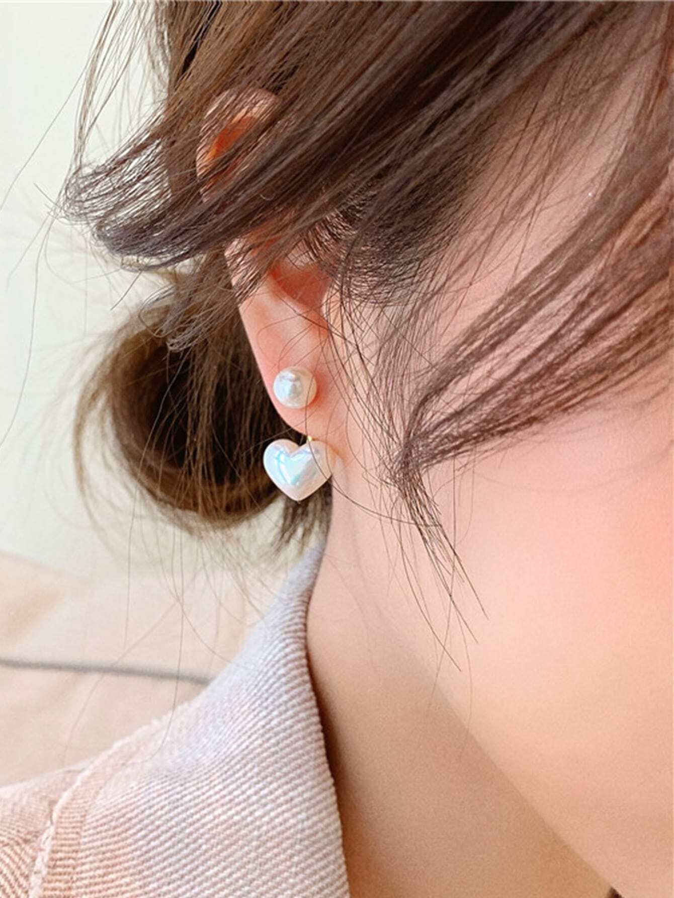 Versatile Small Love Pearl Earrings with a Simple Design, embodying the Korean Dongdaemun girl style and Internet celebrity temperament.