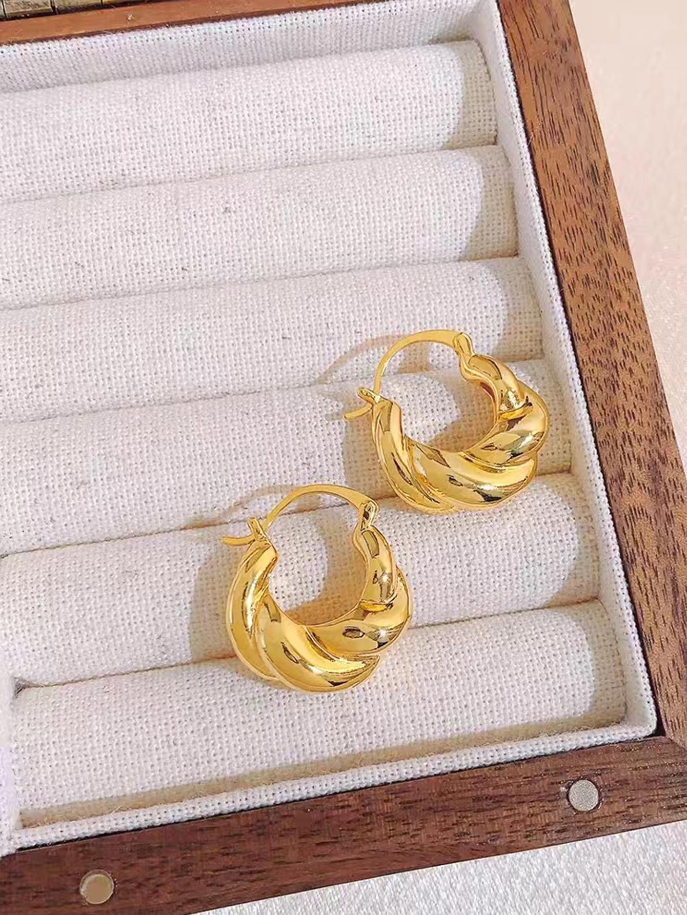 New Trendy Minimalist and Unique Design Horn Wrapped Hoop Earrings for Women – Personalized Ear Jewelry.