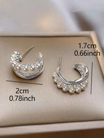 C-shaped pearls earrings